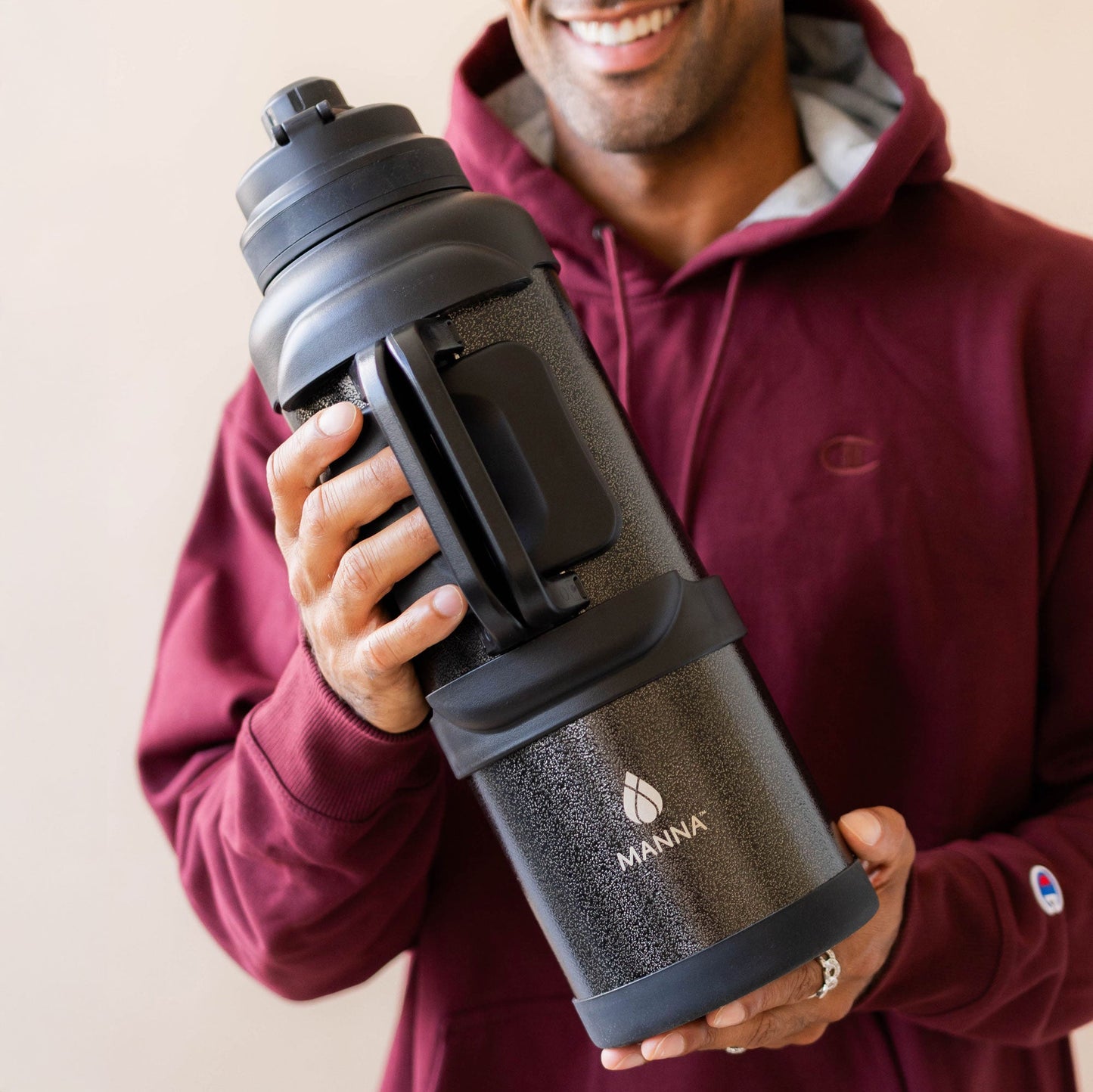 4l-titan-bottle-135-oz-r0 5Manna_Website_Lifestyles-29.jpg